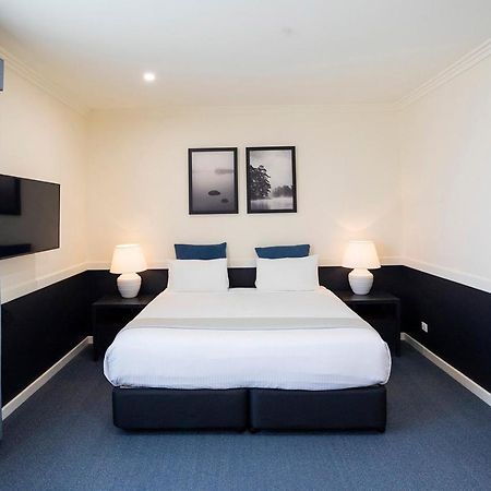 Hawkesbury Race Club Motel Виндзор Экстерьер фото A room at the hotel