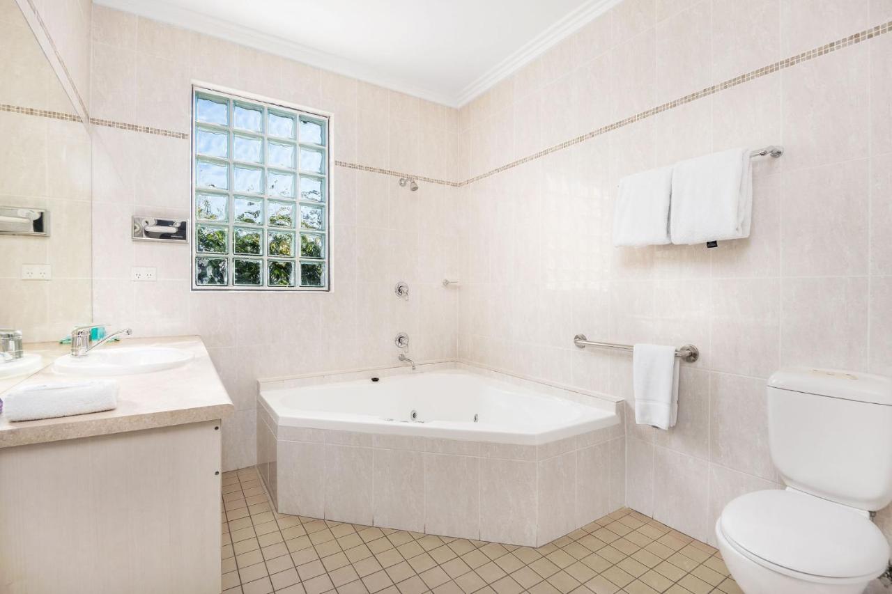 Hawkesbury Race Club Motel Виндзор Экстерьер фото A modern bathroom