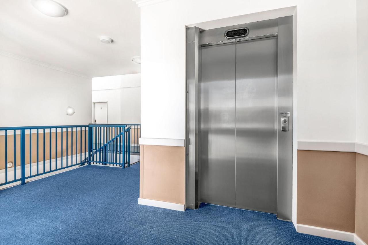 Hawkesbury Race Club Motel Виндзор Экстерьер фото A residential elevator