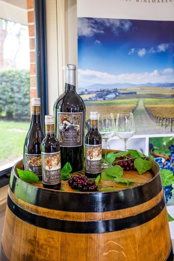 Hawkesbury Race Club Motel Виндзор Экстерьер фото A bottle of German wine