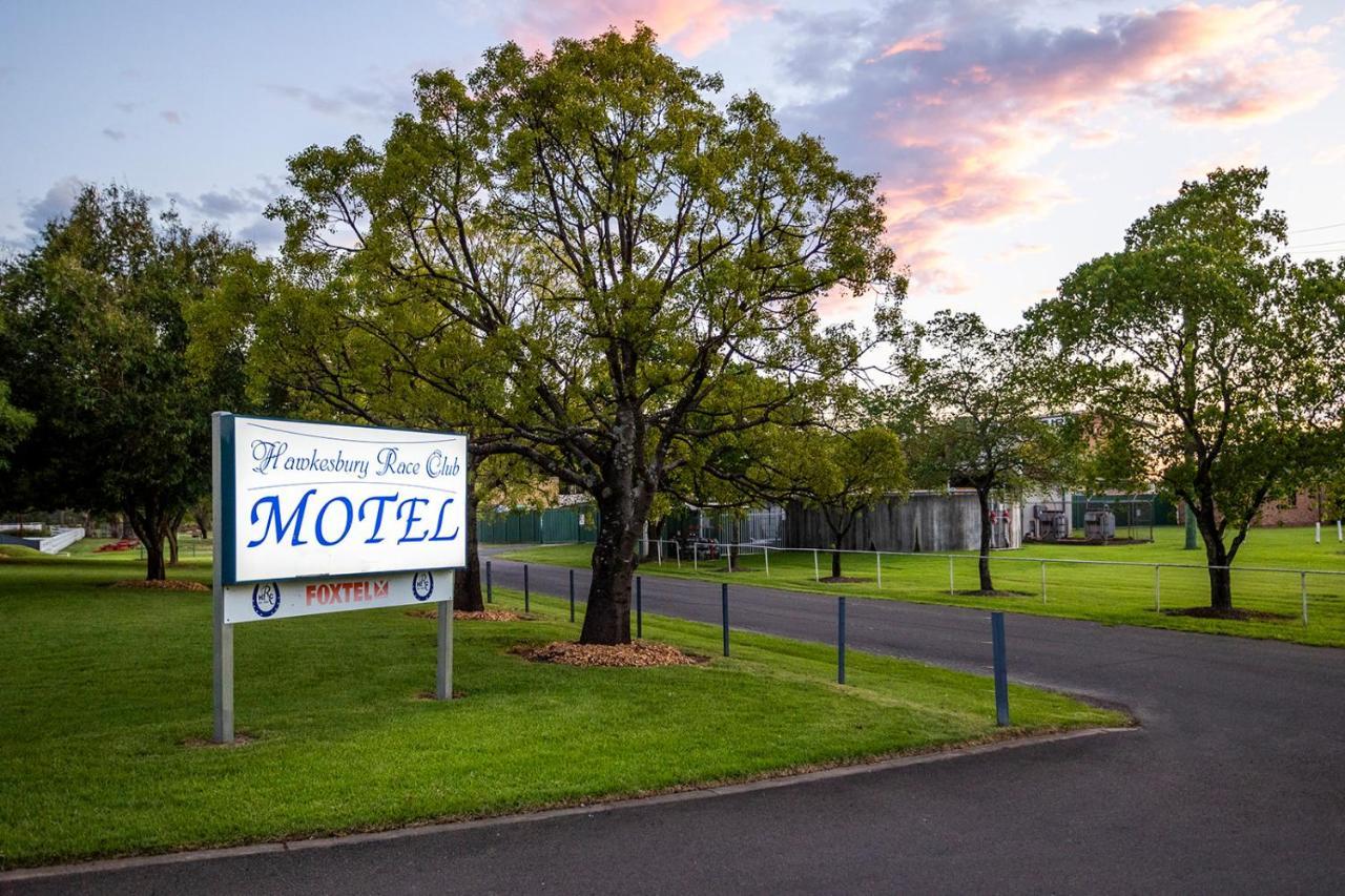 Hawkesbury Race Club Motel Виндзор Экстерьер фото The entrance to the motel