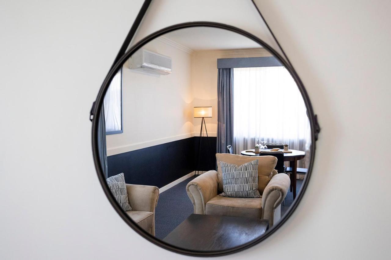 Hawkesbury Race Club Motel Виндзор Экстерьер фото A convex mirror
