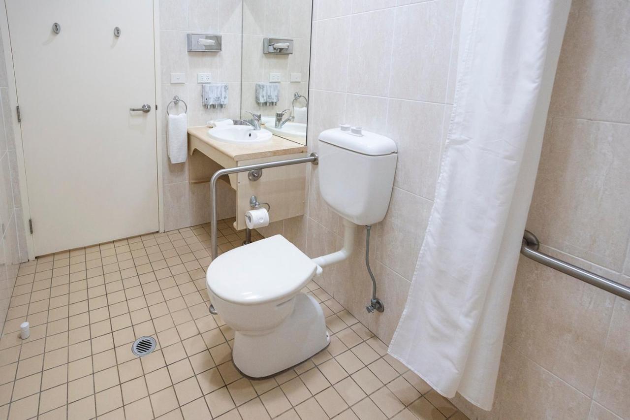 Hawkesbury Race Club Motel Виндзор Экстерьер фото Bathroom in a hotel