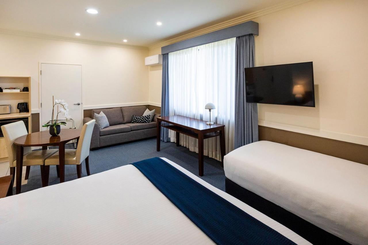Hawkesbury Race Club Motel Виндзор Экстерьер фото A room at the hotel