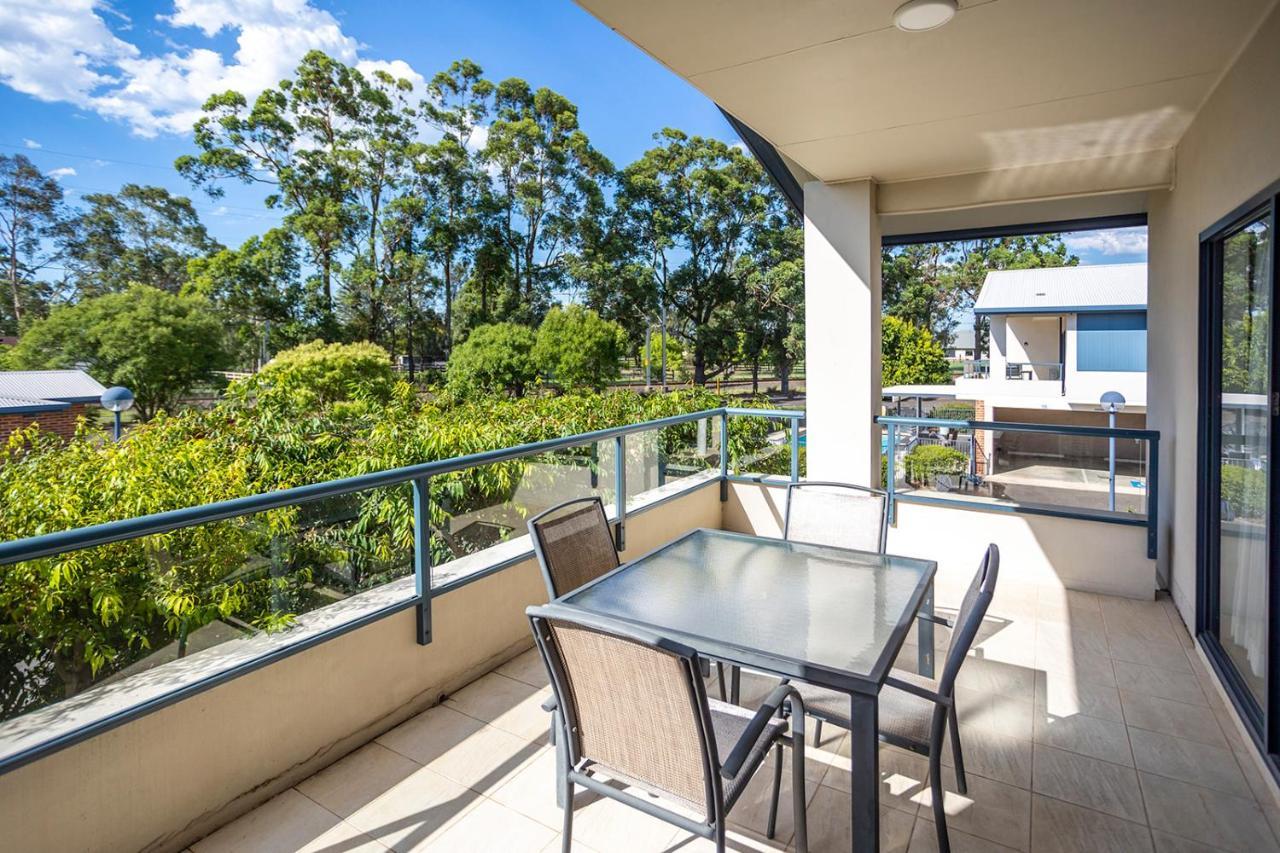 Hawkesbury Race Club Motel Виндзор Экстерьер фото A balcony