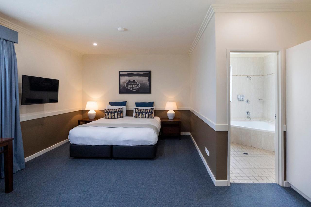Hawkesbury Race Club Motel Виндзор Экстерьер фото A room at the hotel
