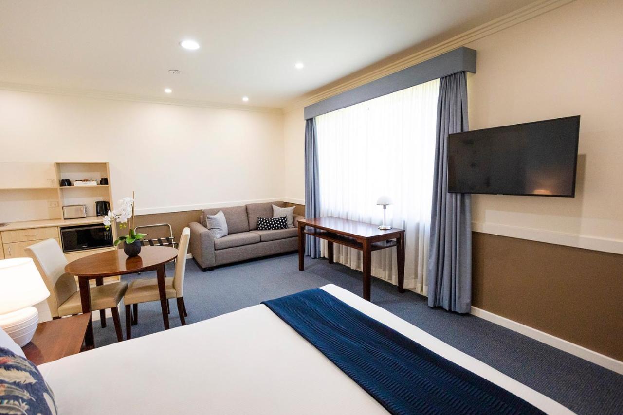 Hawkesbury Race Club Motel Виндзор Экстерьер фото A suite at the hotel