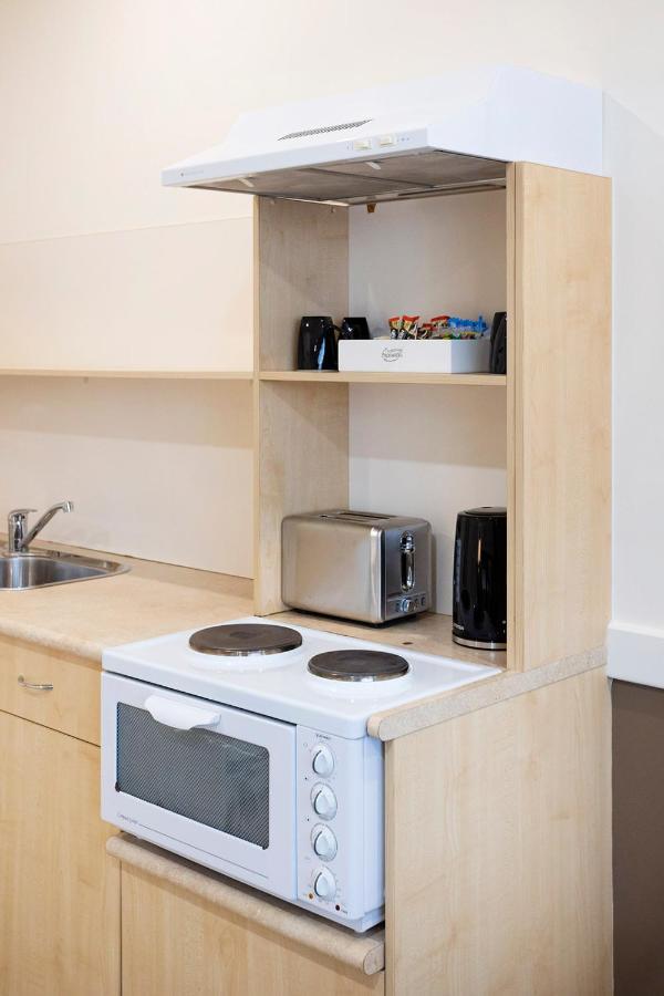 Hawkesbury Race Club Motel Виндзор Экстерьер фото A typical kitchen in a student flat