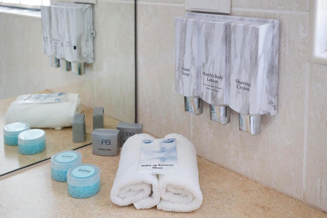 Hawkesbury Race Club Motel Виндзор Экстерьер фото A bathroom with toiletries