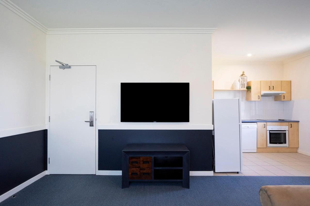 Hawkesbury Race Club Motel Виндзор Экстерьер фото A typical apartment at the University of Western Australia