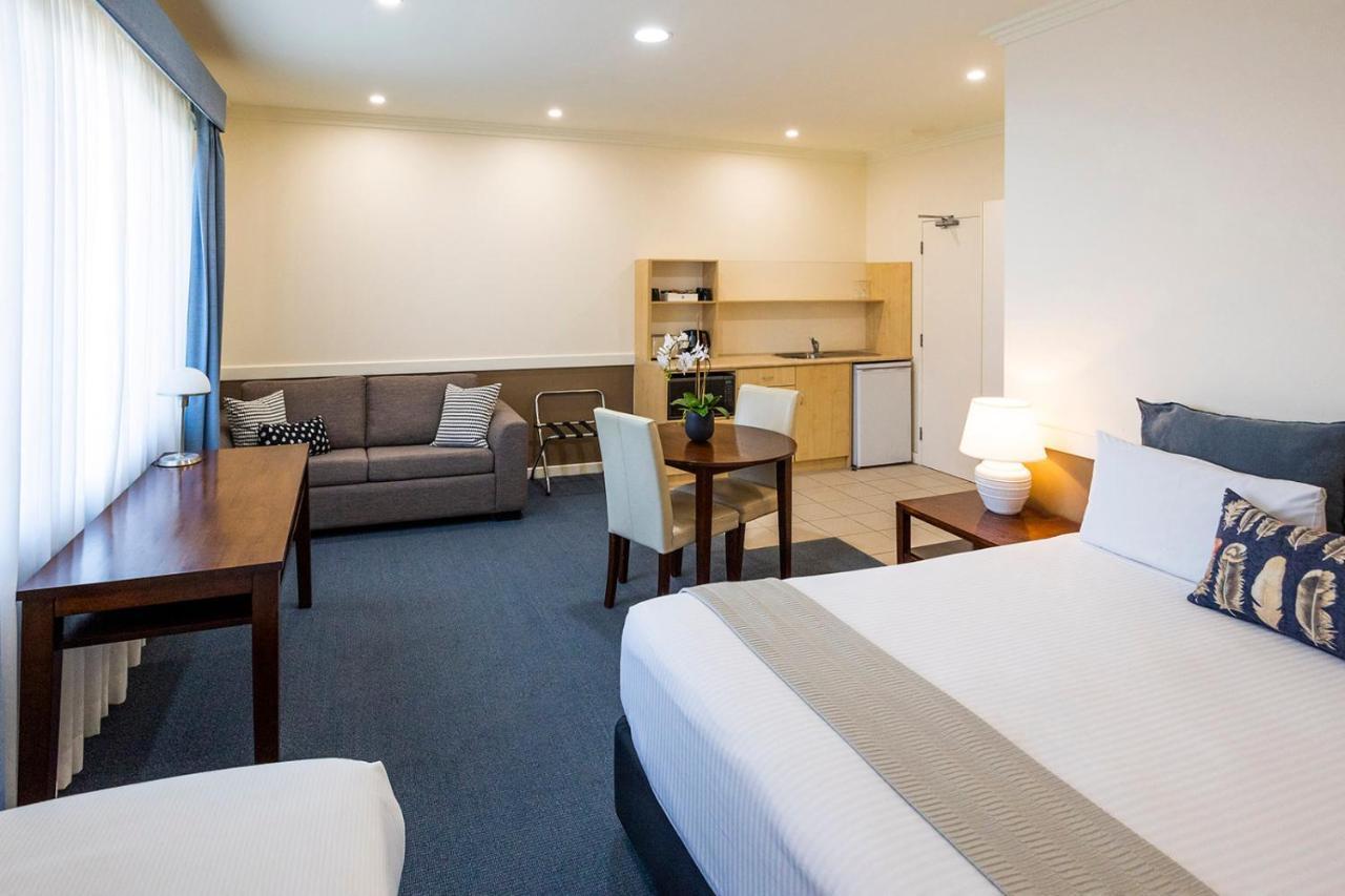 Hawkesbury Race Club Motel Виндзор Экстерьер фото A typical Studio