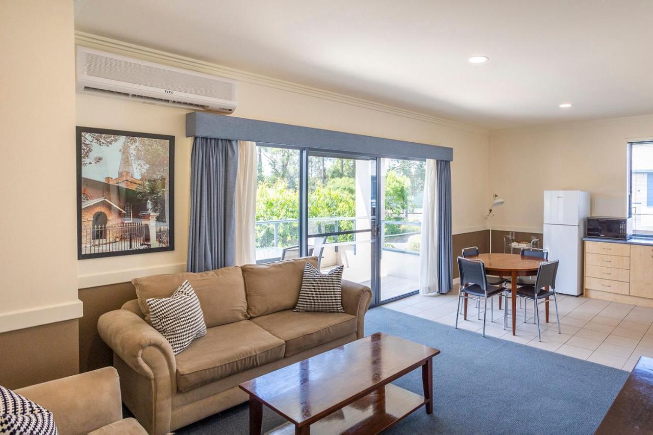 Hawkesbury Race Club Motel Виндзор Экстерьер фото A typical apartment at the University of Western Australia