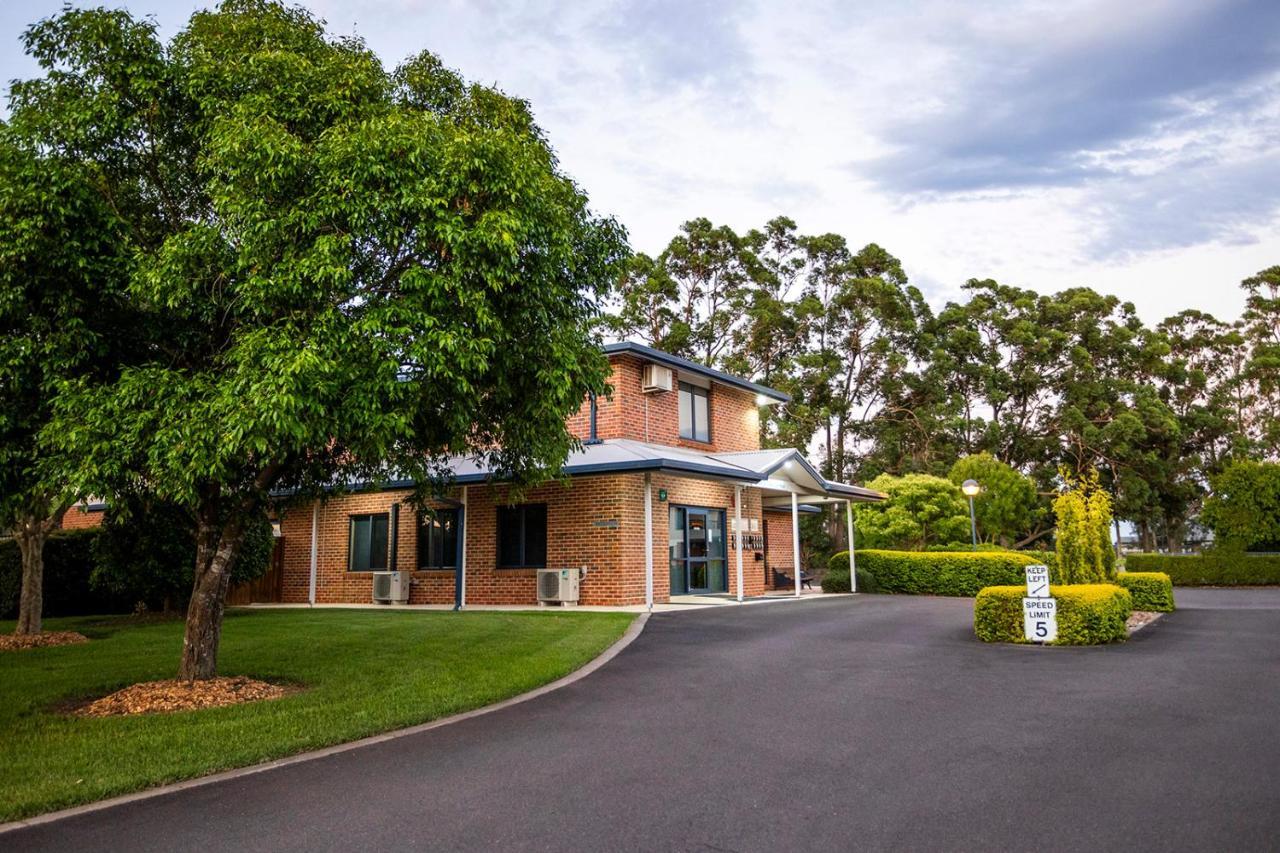 Hawkesbury Race Club Motel Виндзор Экстерьер фото The main entrance to the school