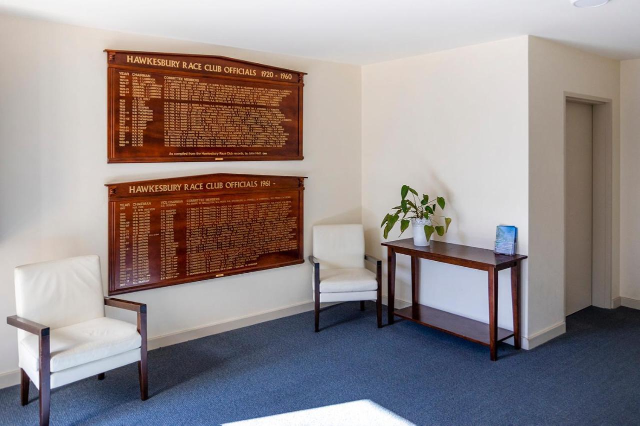 Hawkesbury Race Club Motel Виндзор Экстерьер фото Club Honours Boards