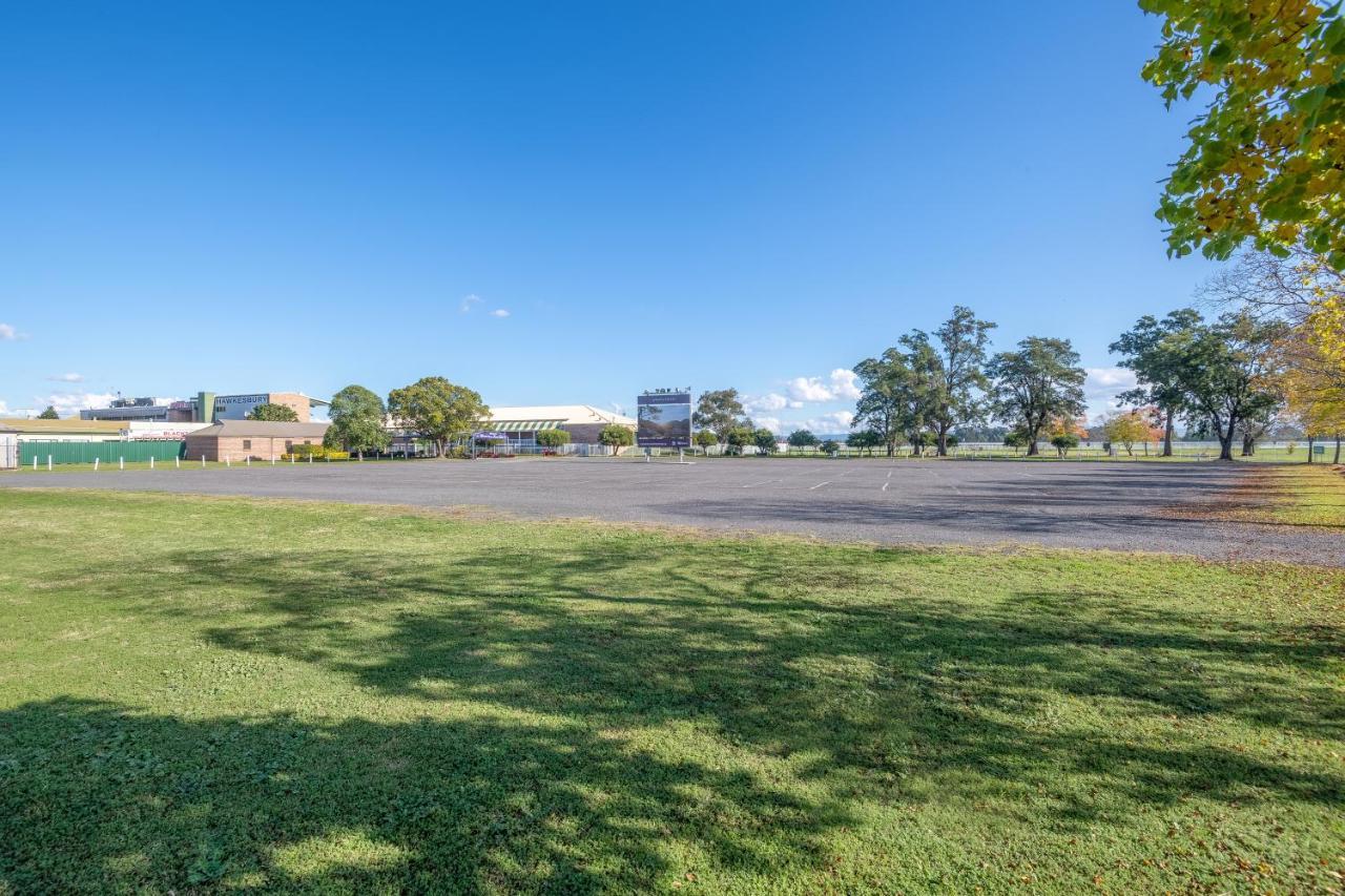 Hawkesbury Race Club Motel Виндзор Экстерьер фото The main oval at the school