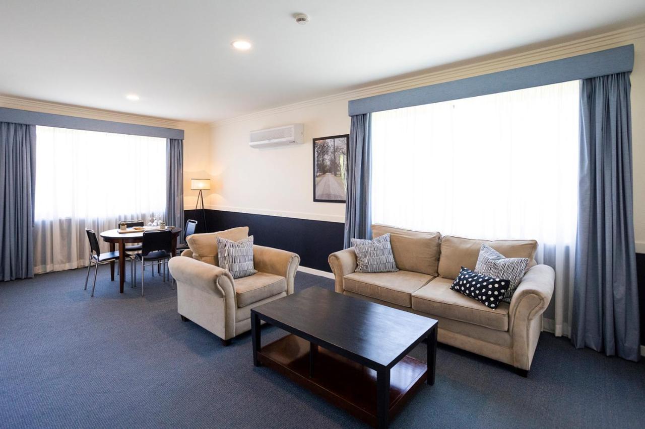 Hawkesbury Race Club Motel Виндзор Экстерьер фото A suite at the hotel