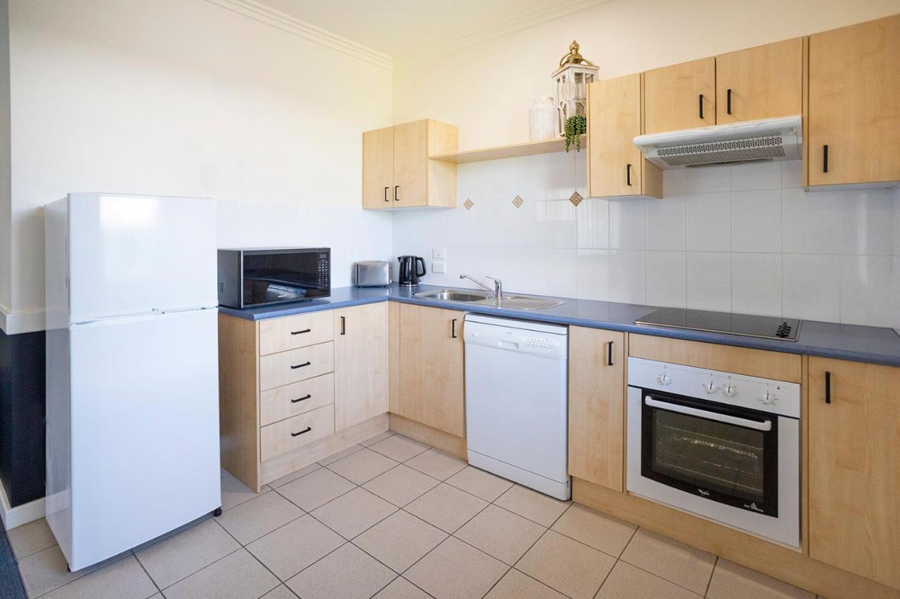 Hawkesbury Race Club Motel Виндзор Экстерьер фото A typical kitchen in a student apartment