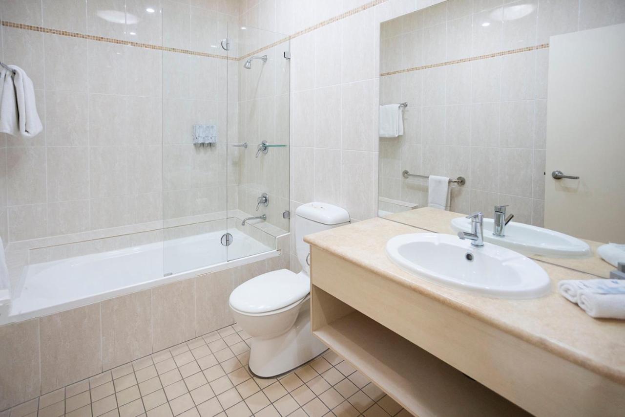 Hawkesbury Race Club Motel Виндзор Экстерьер фото Bathroom with shower enclosure