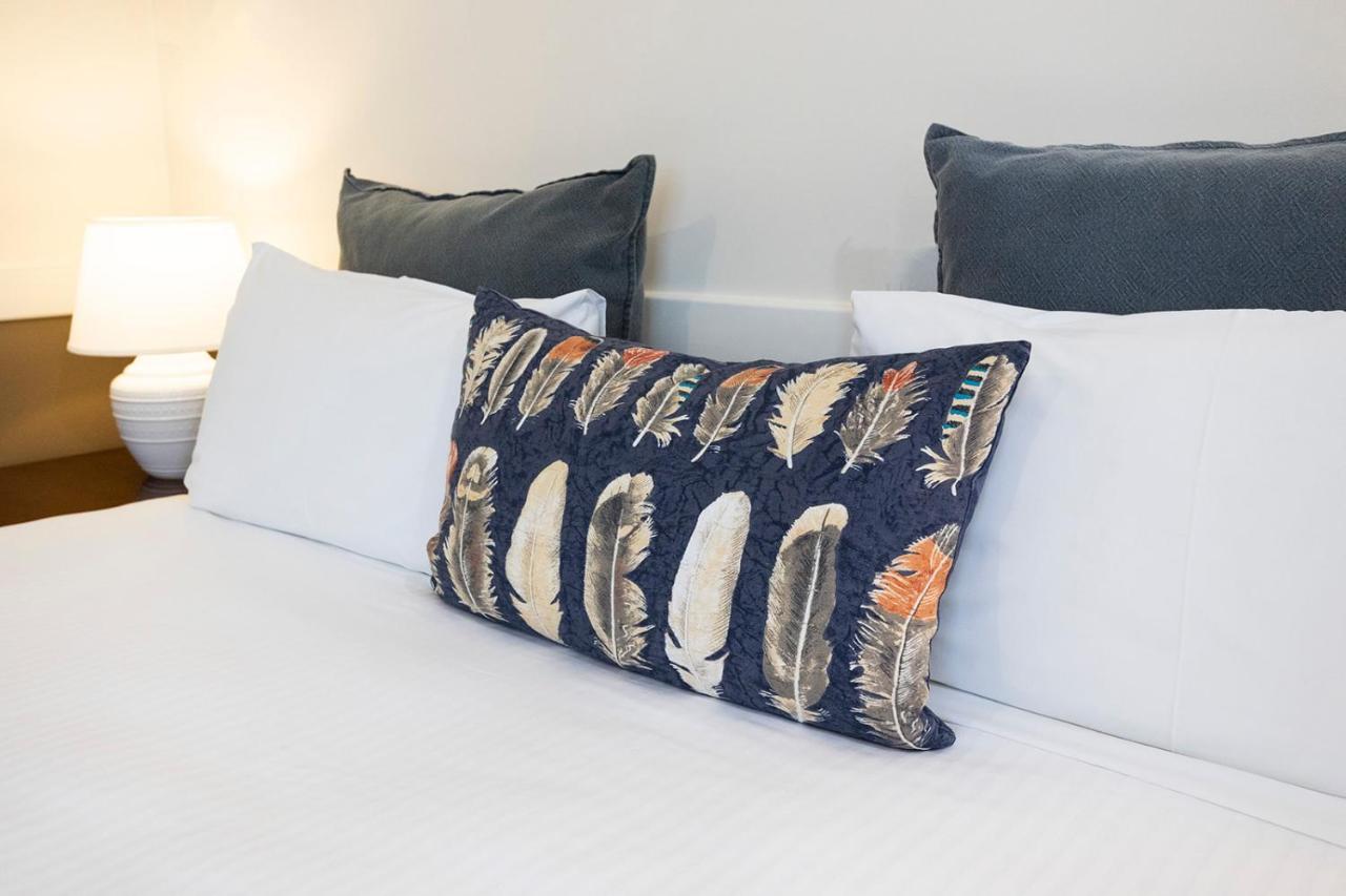 Hawkesbury Race Club Motel Виндзор Экстерьер фото A decorative pillow