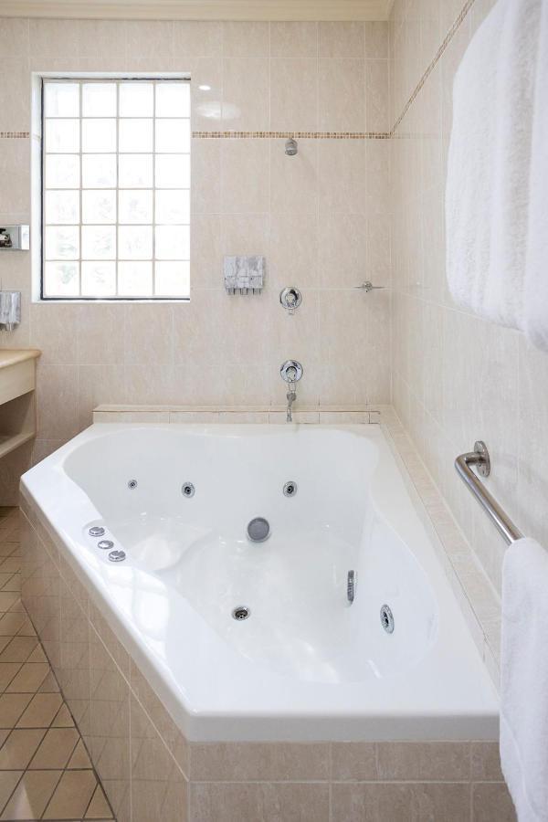 Hawkesbury Race Club Motel Виндзор Экстерьер фото A whirlpool bathtub