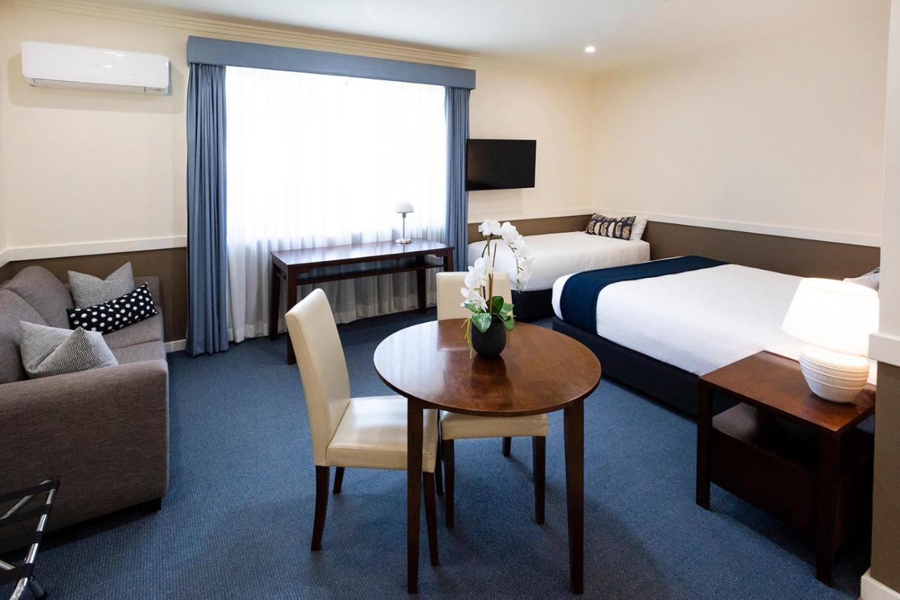 Hawkesbury Race Club Motel Виндзор Экстерьер фото A room at the hotel